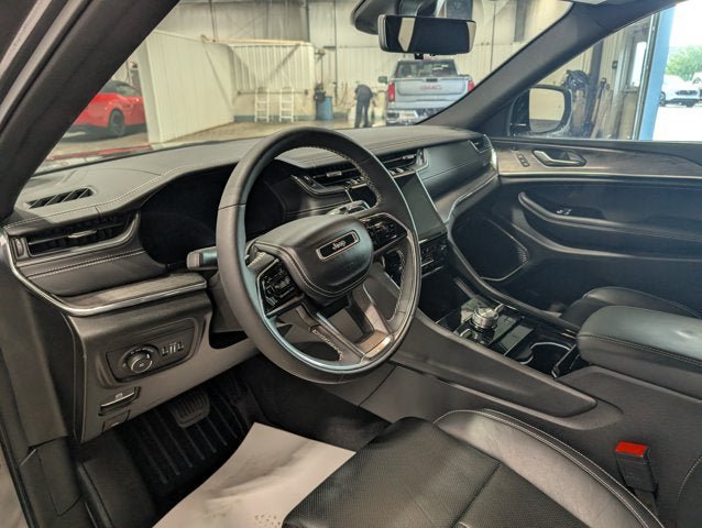Used 2024 Jeep Grand Cherokee Overland w/ Luxury Tech Group IV AWD/4WD image 13