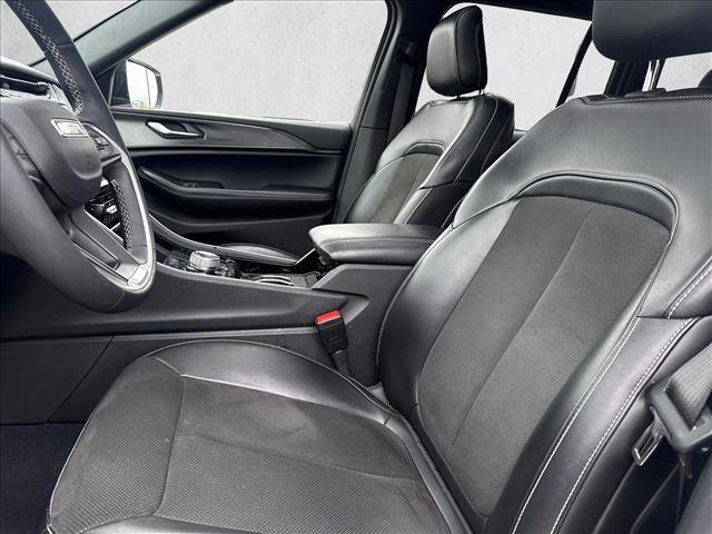 Used 2023 Jeep Grand Cherokee Altitude image 6