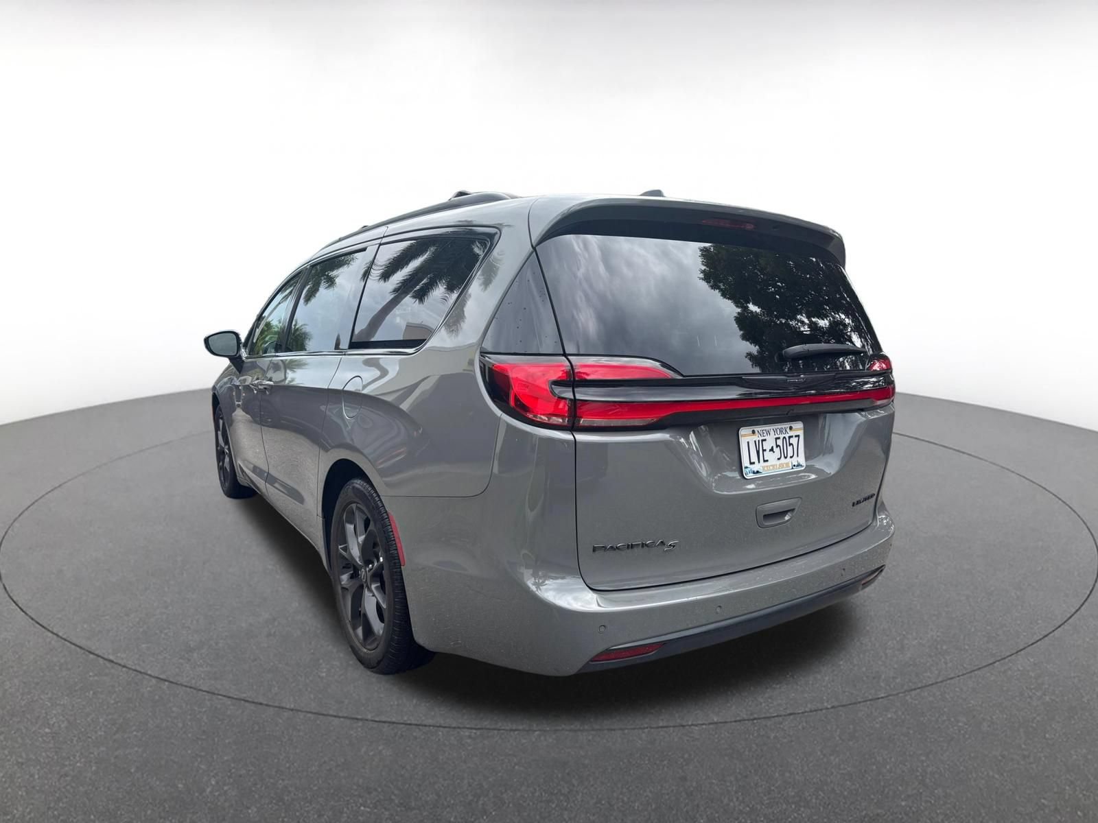 Used 2025 Chrysler Pacifica Limited FWD image 14