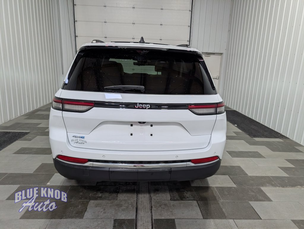 Used 2023 Jeep Grand Cherokee 4WD 4xe w/ Luxury Tech Group II image 3