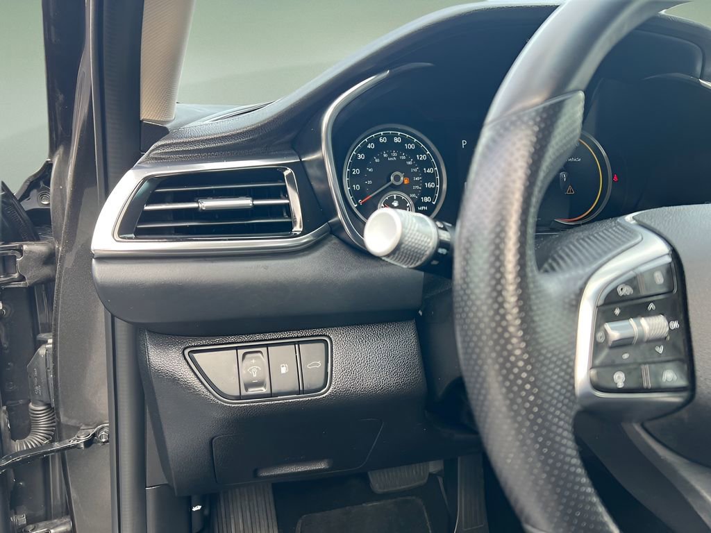 Used 2025 Genesis G70 2.5T image 13