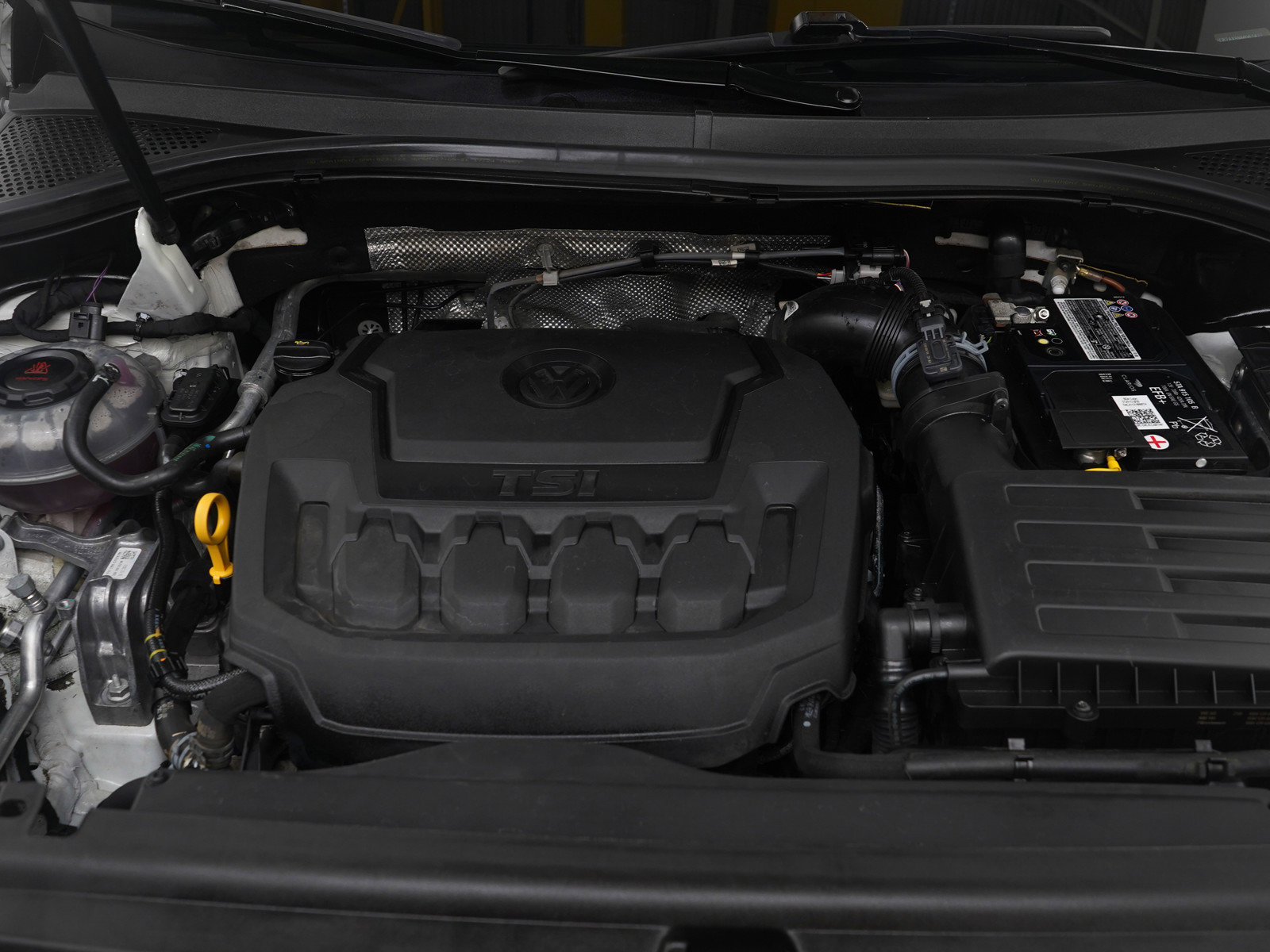 Used 2022 Volkswagen Tiguan SE R-Line image 26