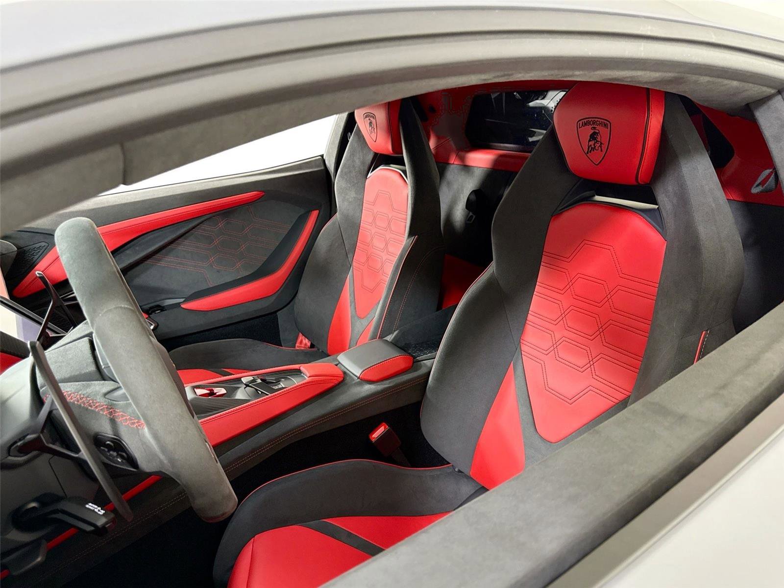 Used 2025 Lamborghini Revuelto image 14