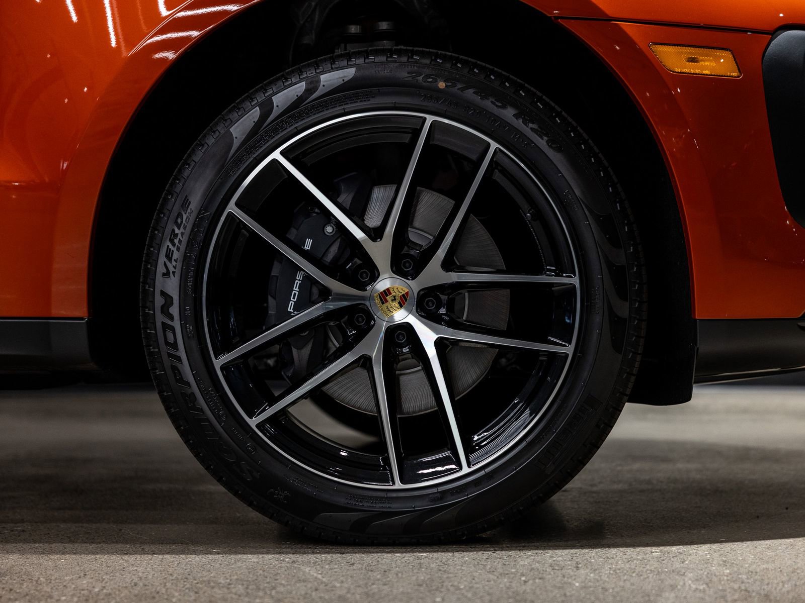Certified 2025 Porsche Macan AWD/4WD image 19