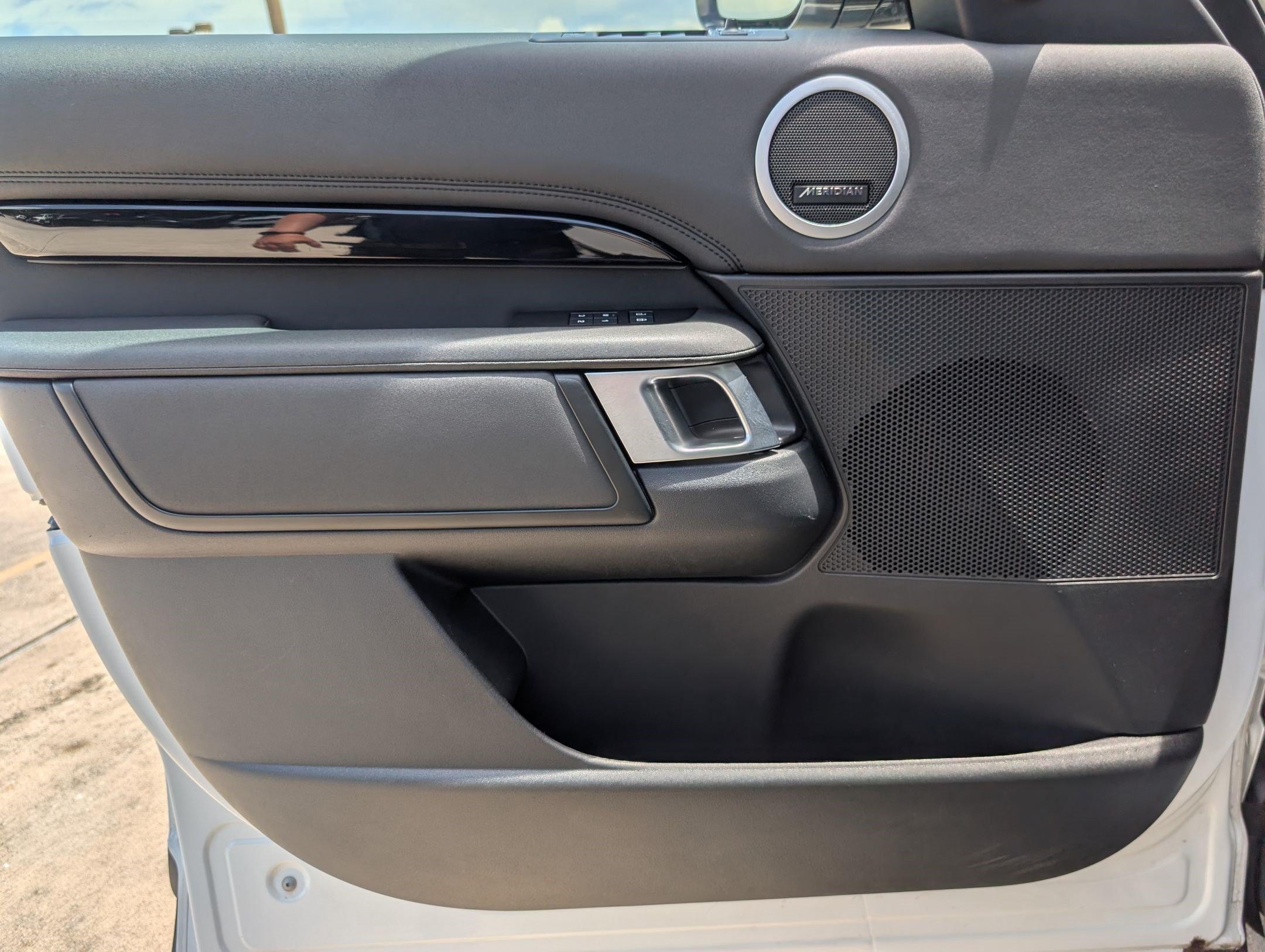 Used 2024 Land Rover Discovery S AWD/4WD image 17