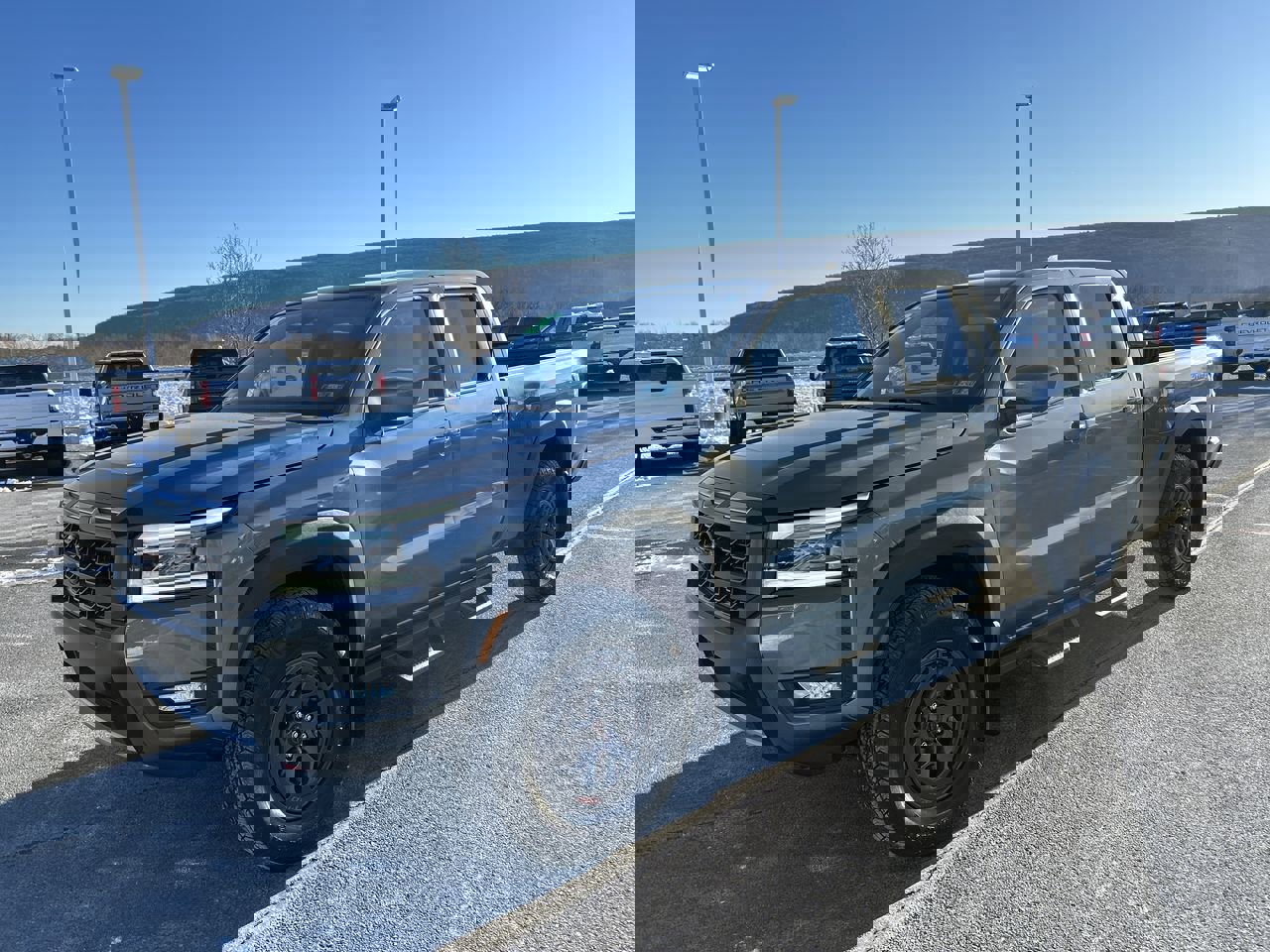 Used 2025 Nissan Frontier PRO-4X w/ Pro Convenience Package image 3