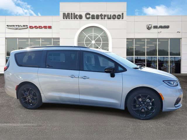 New 2026 Chrysler Pacifica Limited w/ S Appearance Package image 3