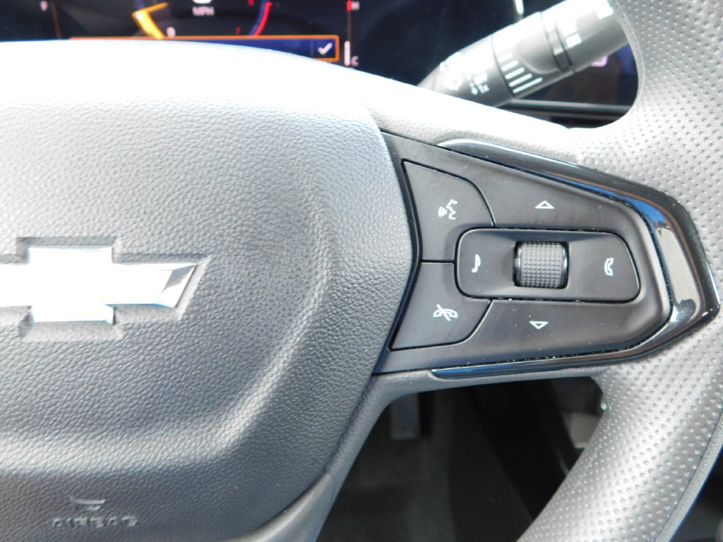 Used 2025 Chevrolet Trax LT FWD image 28
