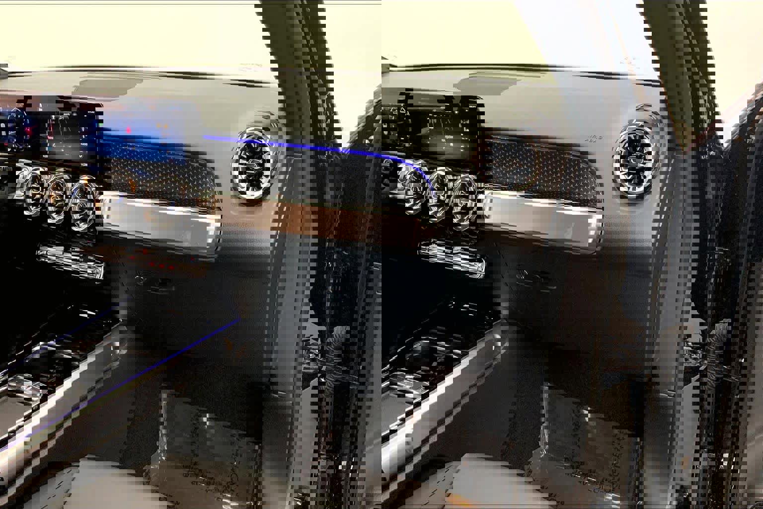 Used 2025 Mercedes-Benz GLB 250 image 28