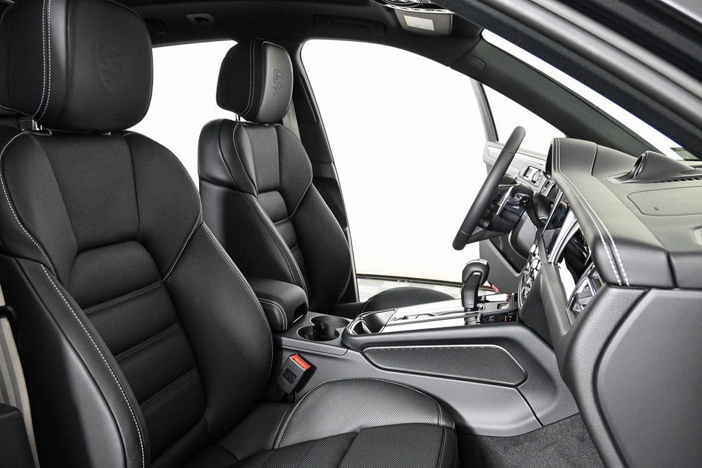 Certified 2026 Porsche Macan AWD/4WD image 22