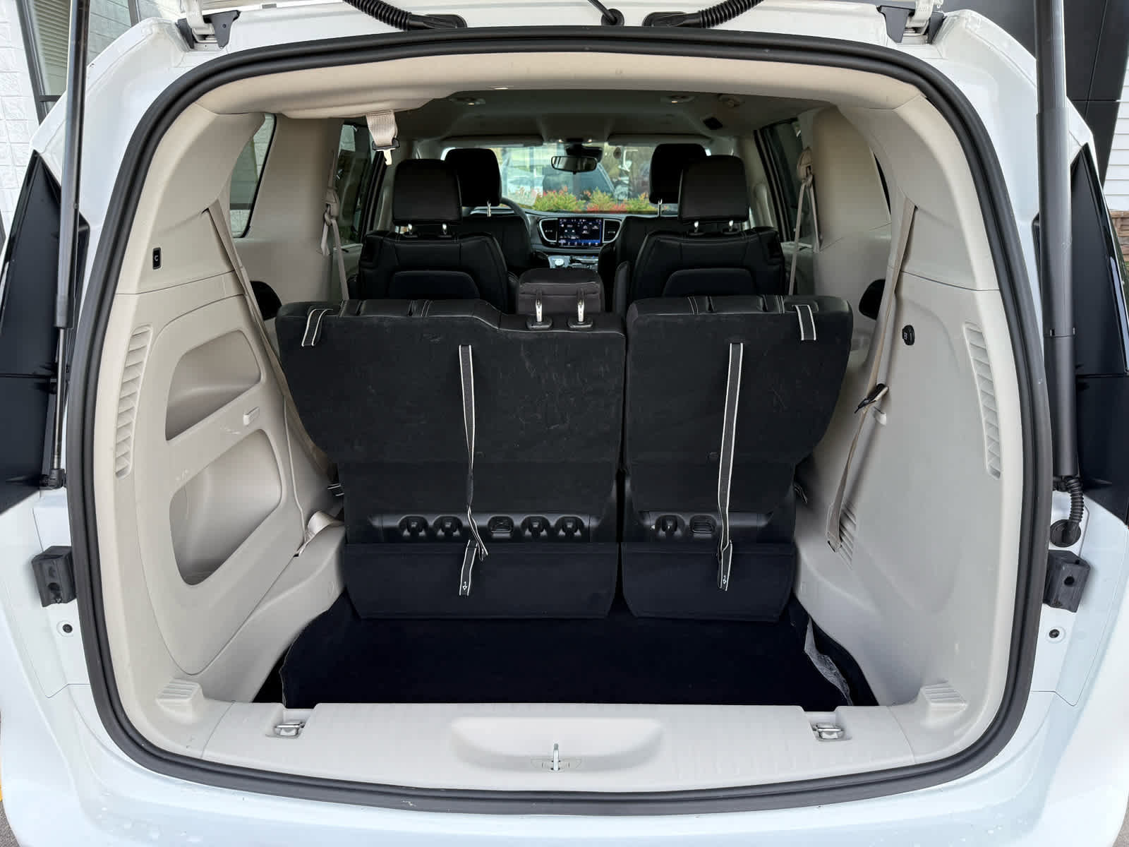 Used 2024 Chrysler Pacifica Touring-L image 36