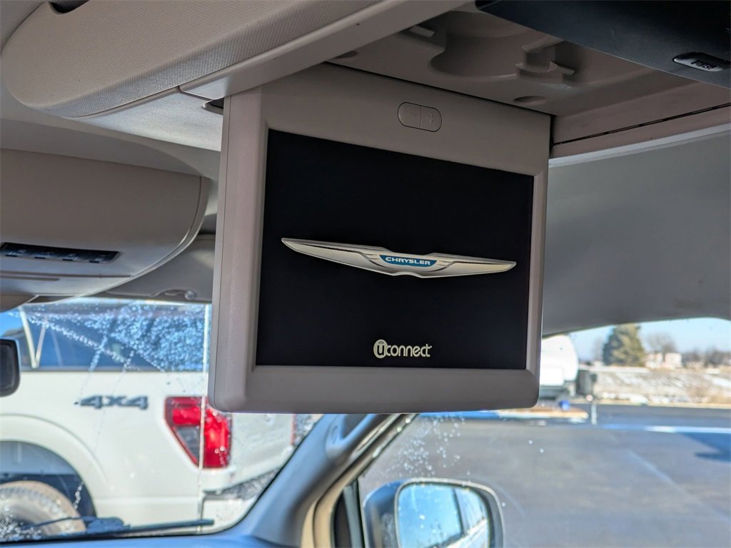 Used 2014 Chrysler Town & Country Touring-L w/ Driver Convenience Group image 19