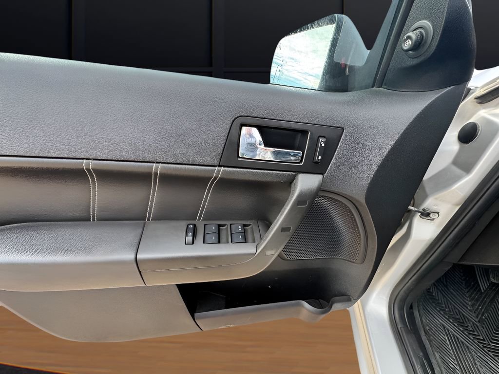 Used 2010 Ford Focus SES image 26