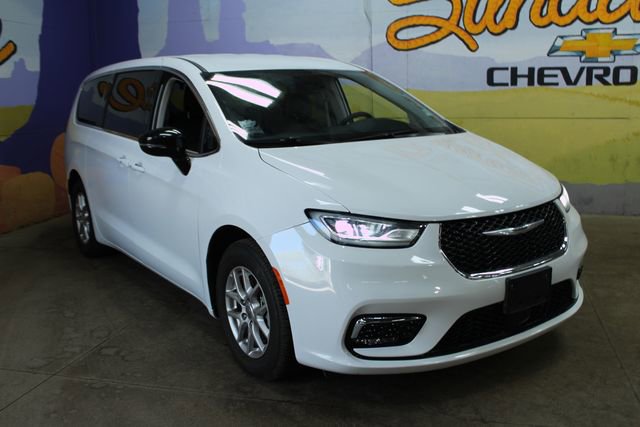 Used 2024 Chrysler Pacifica Touring-L FWD image 4