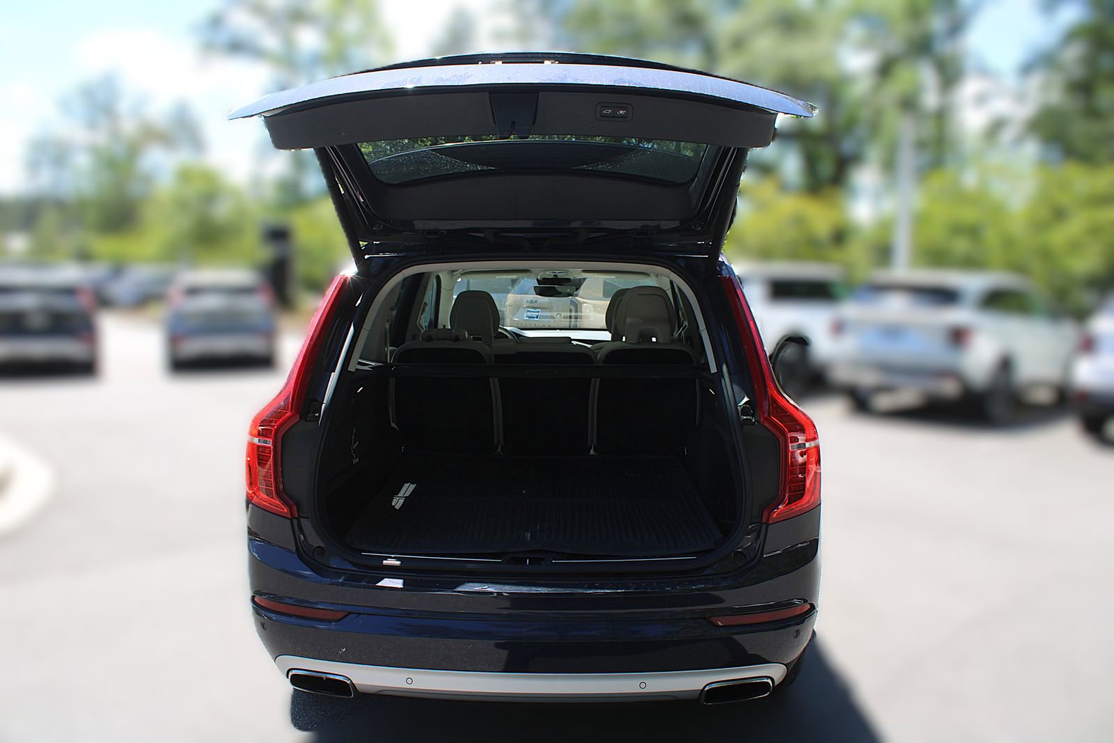Used 2017 Volvo XC90 T5 Momentum w/ Vision Package FWD image 9