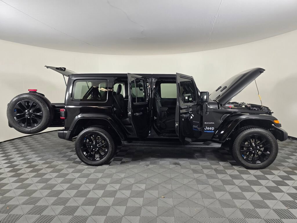 Used 2022 Jeep Wrangler Unlimited Sahara w/ Cold Weather Group image 17