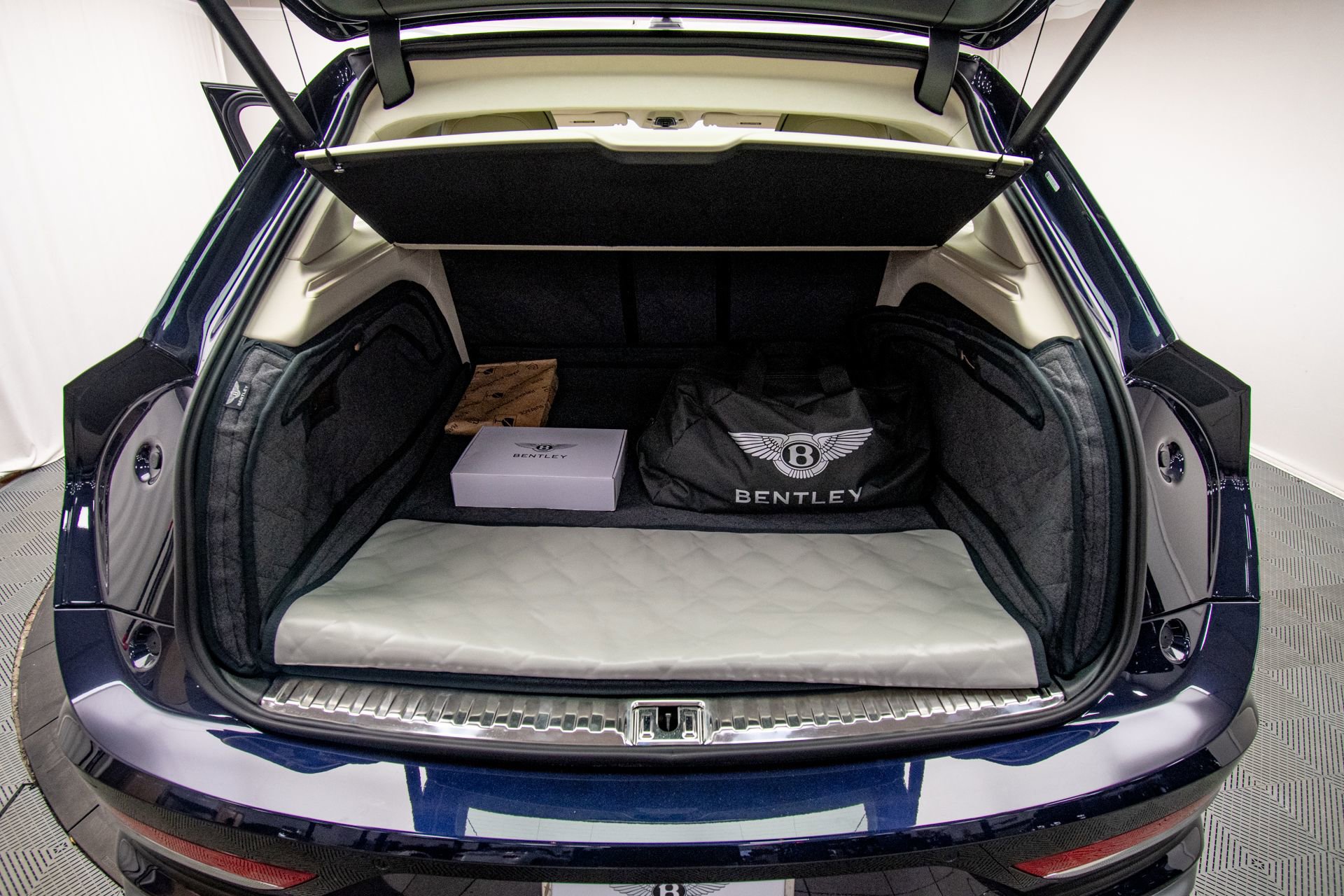 New 2025 Bentley Bentayga image 33