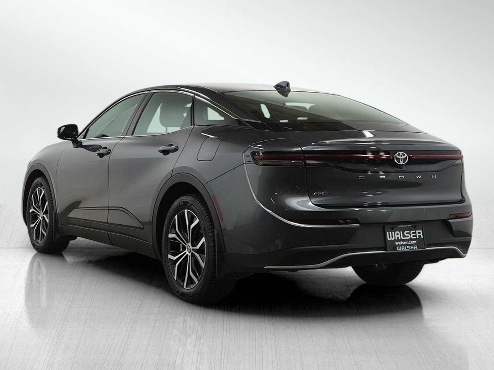 Used 2023 Toyota Crown XLE image 3