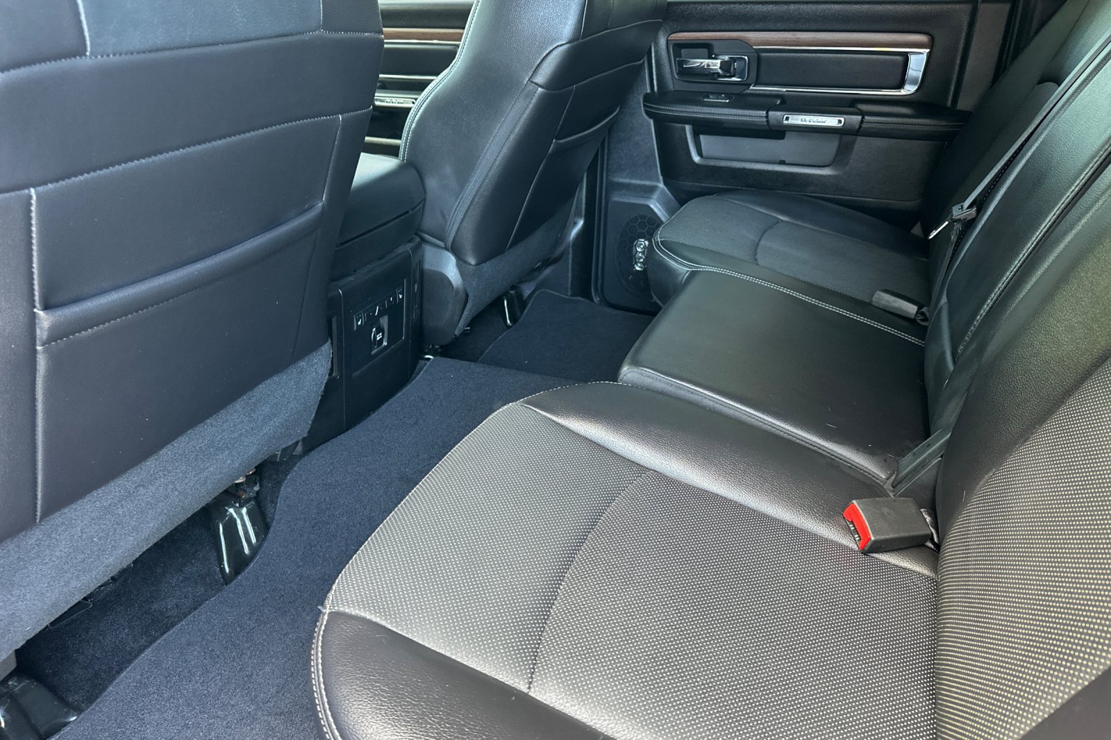 Used 2015 RAM 1500 Laramie w/ Convenience Group AWD/4WD image 12