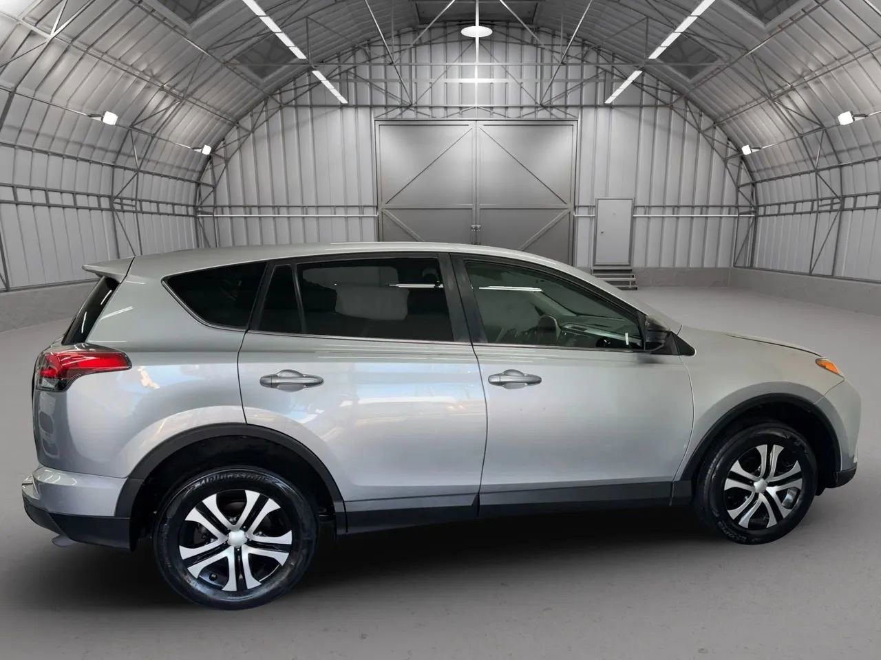 Used 2018 Toyota RAV4 LE image 5