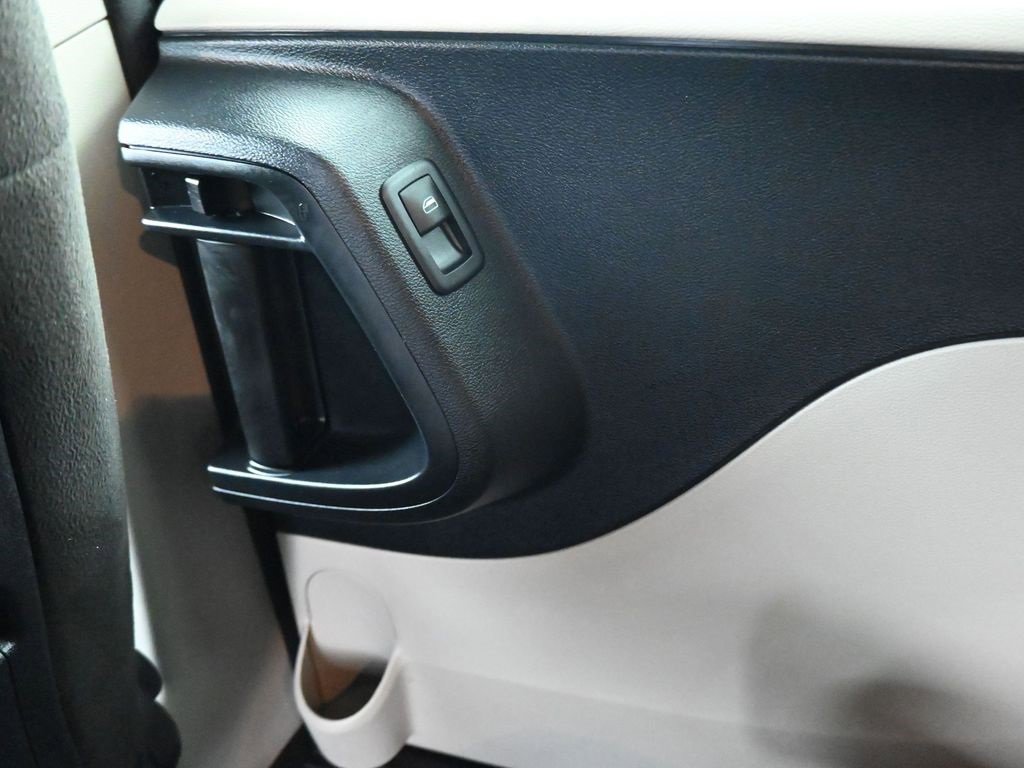 Used 2016 Dodge Grand Caravan SE image 30