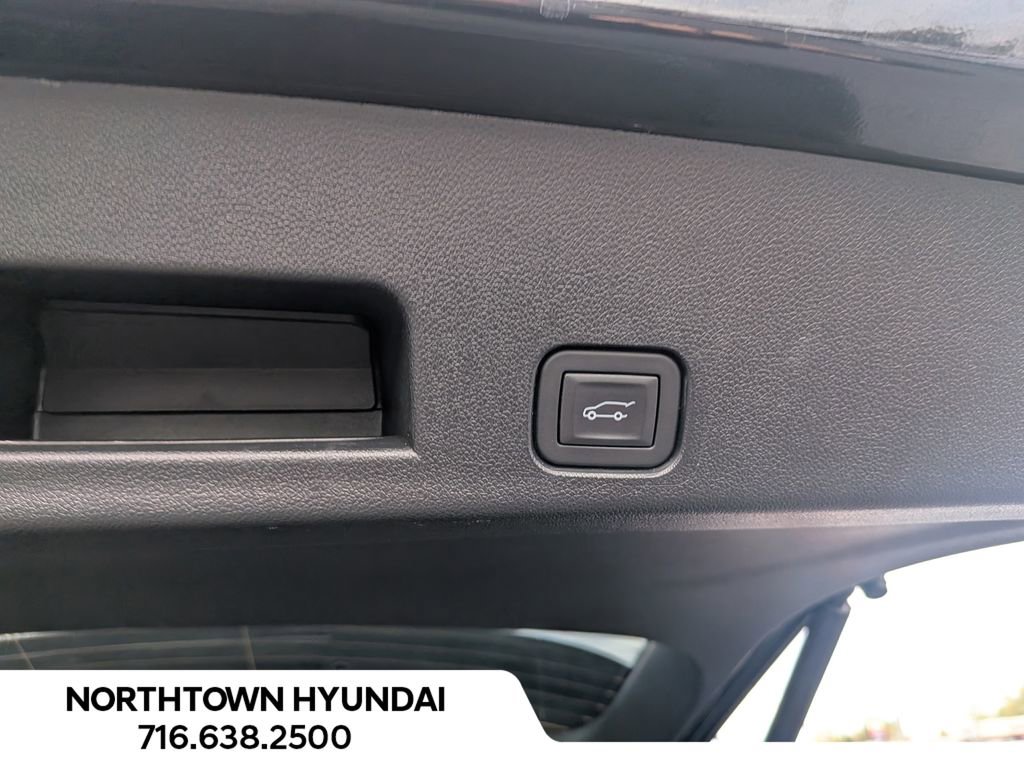 Used 2025 Chevrolet Traverse LT image 37