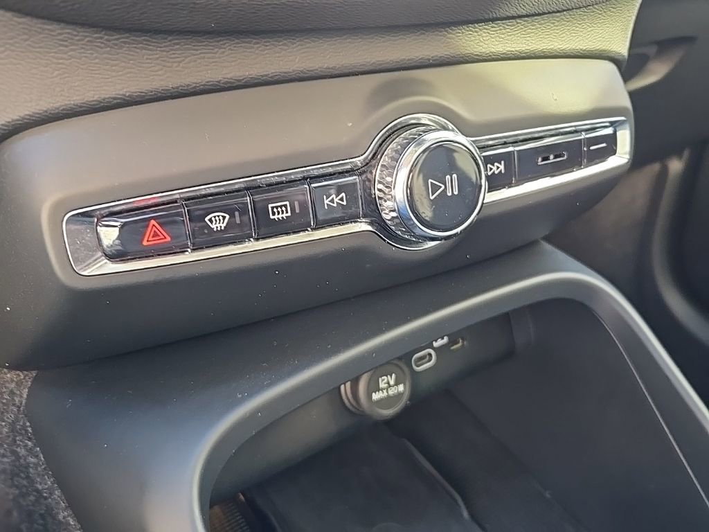 Certified 2025 Volvo XC40 B5 Core image 17