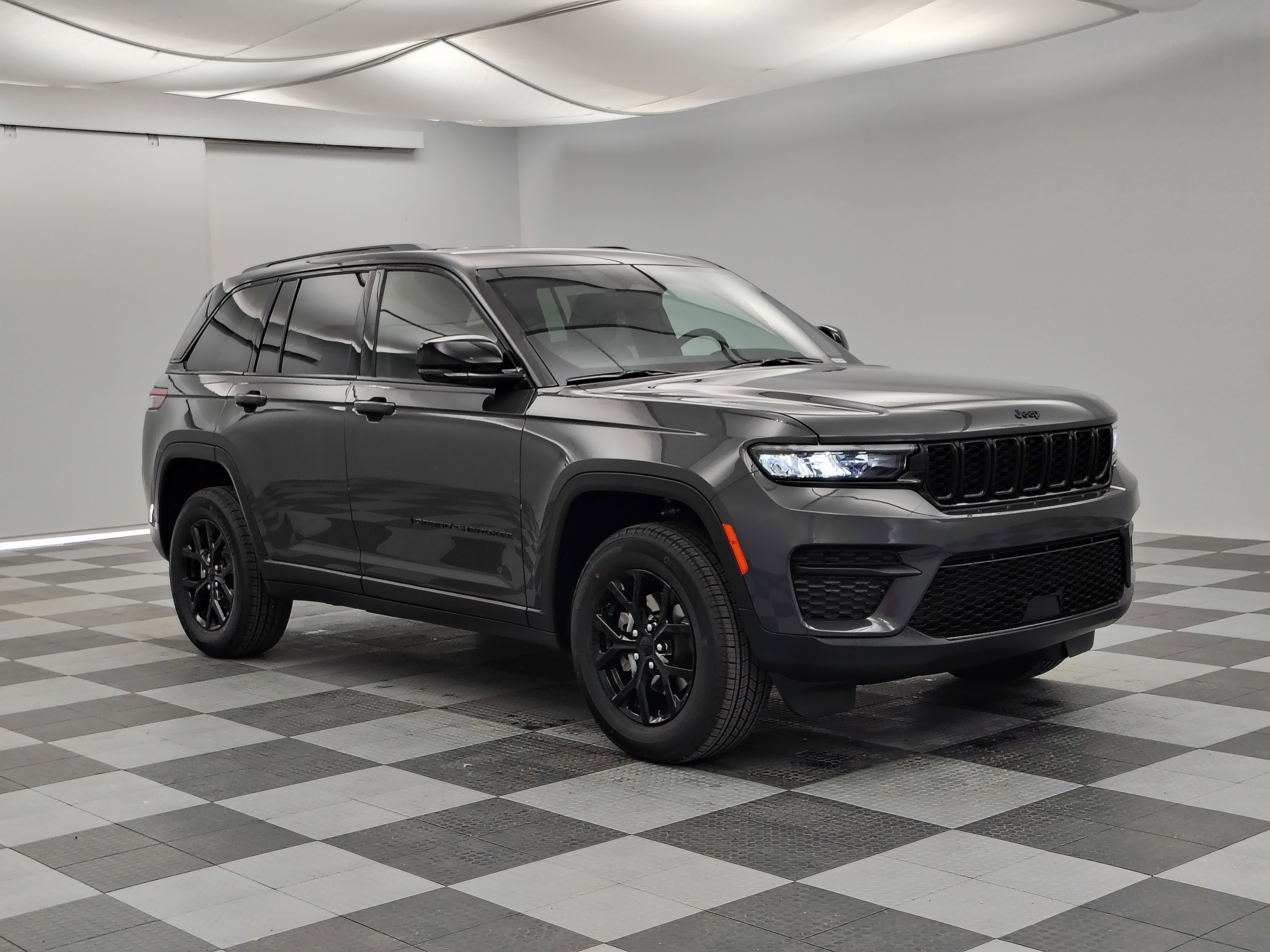 New 2025 Jeep Grand Cherokee Altitude image 1