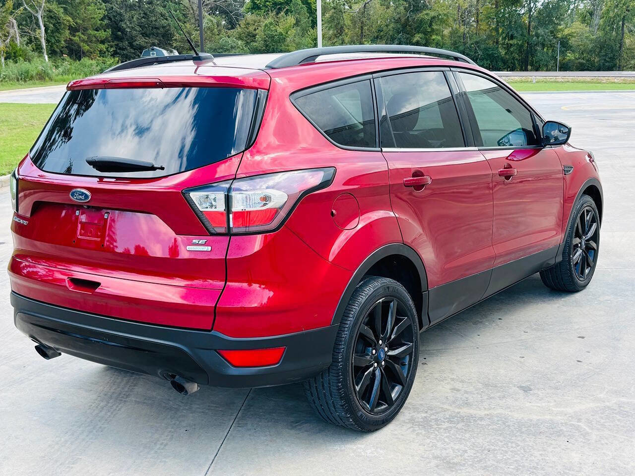Used 2018 Ford Escape SE w/ SE Sport Appearance Package image 4