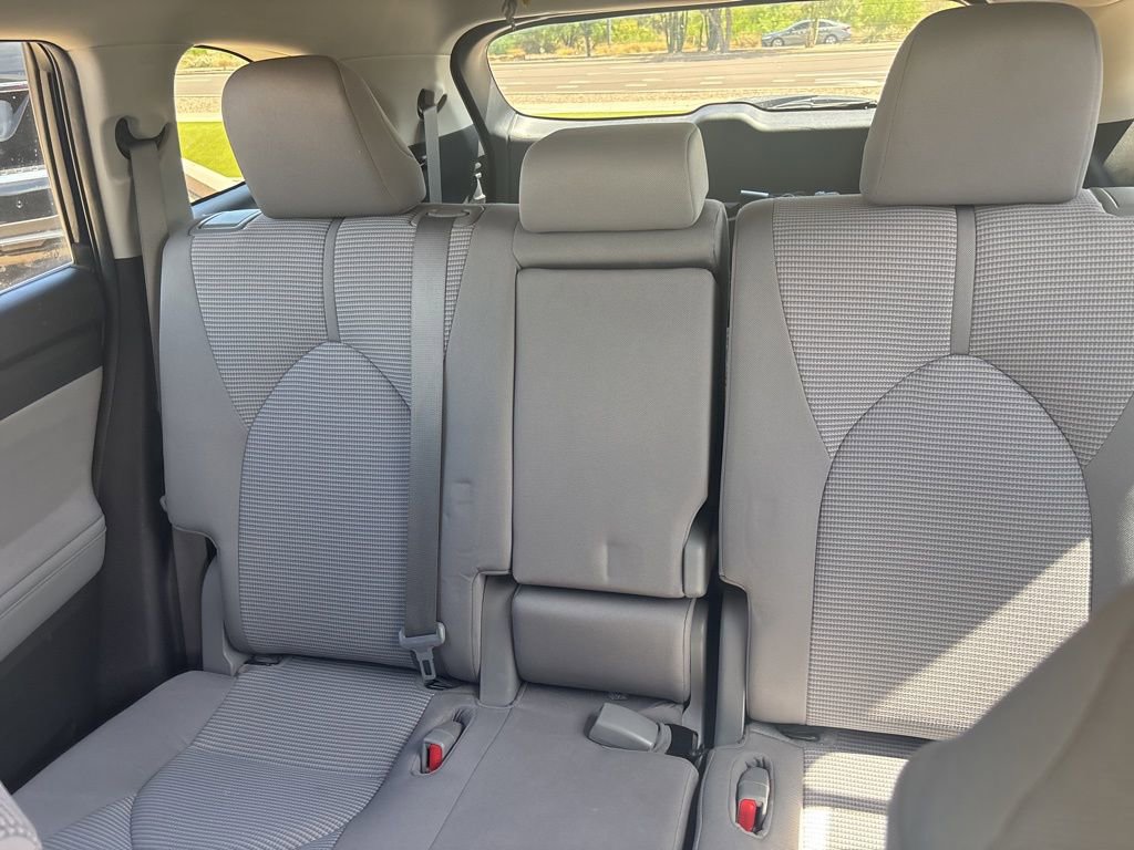 Used 2022 Toyota Highlander LE AWD/4WD image 6