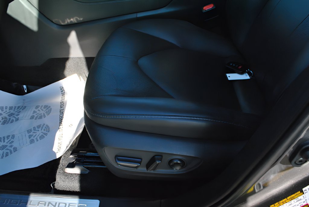 Certified 2021 Toyota Highlander Limited AWD/4WD image 6