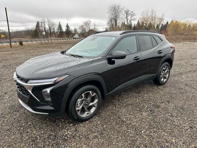Used 2025 Chevrolet Trax LT FWD image 2