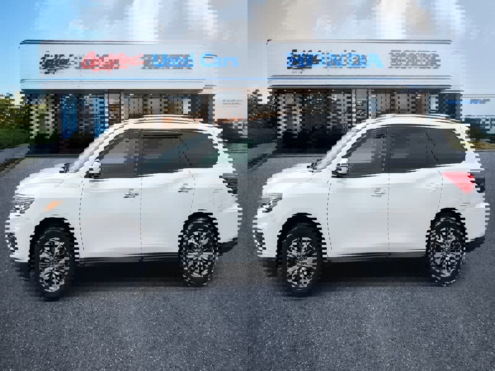 Used 2017 Nissan Pathfinder SV image 2