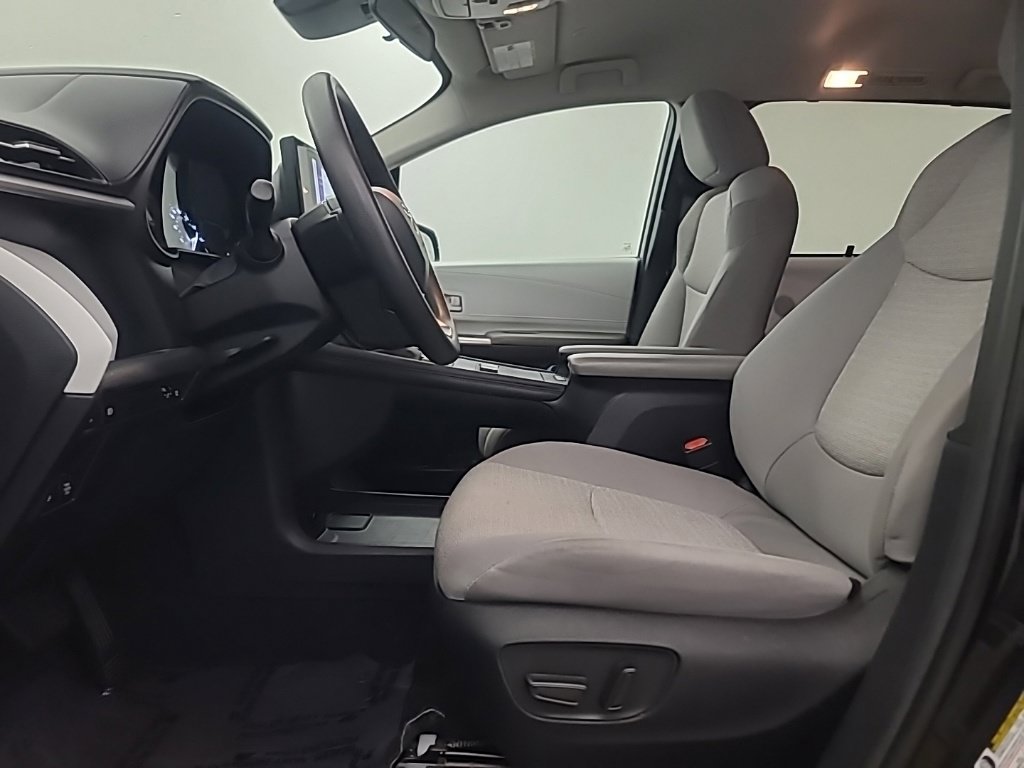 Used 2025 Toyota Sienna LE FWD image 28