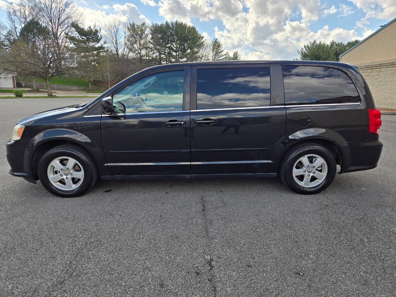 Used 2012 Dodge Grand Caravan Crew FWD image 4