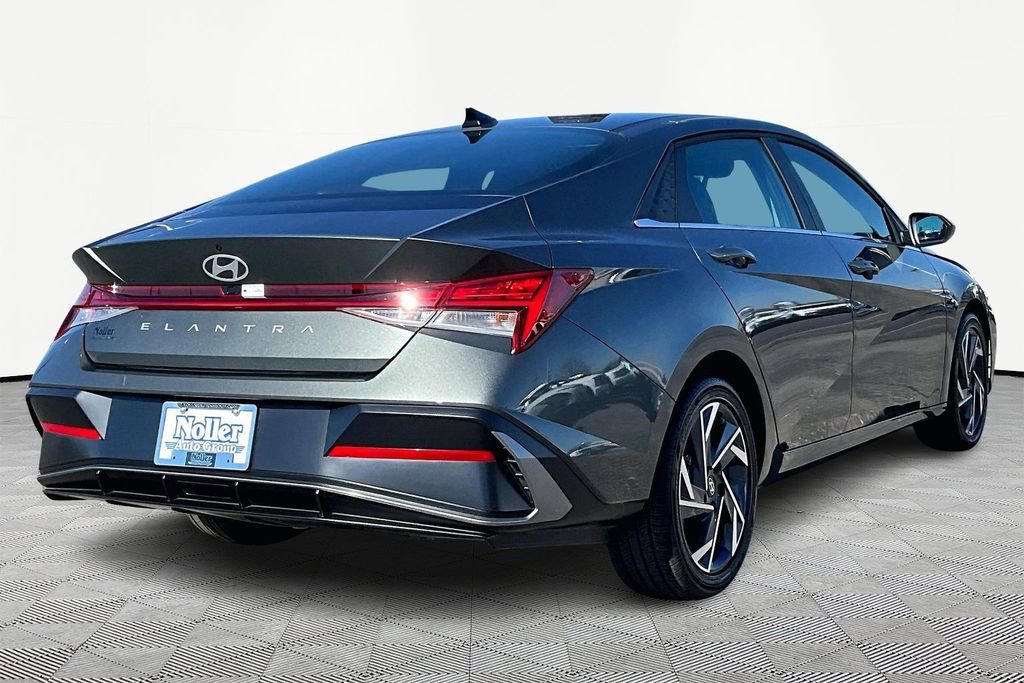 Used 2025 Hyundai Elantra SEL image 2