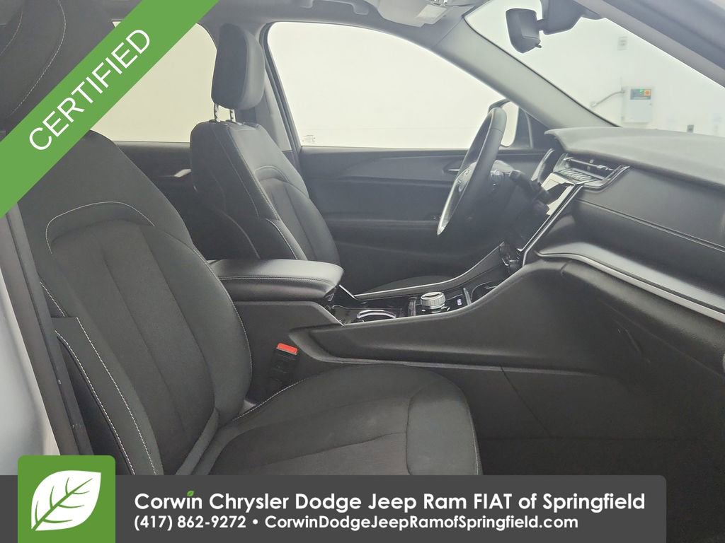 Used 2023 Jeep Grand Cherokee Laredo AWD/4WD image 30