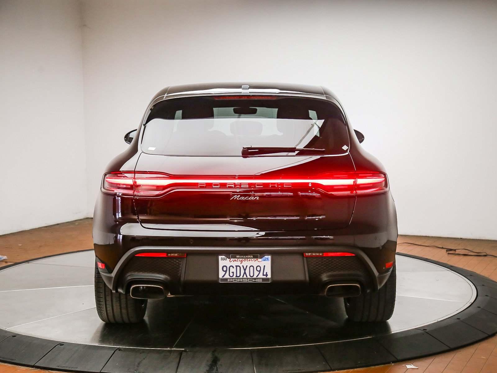 Certified 2023 Porsche Macan AWD/4WD image 7
