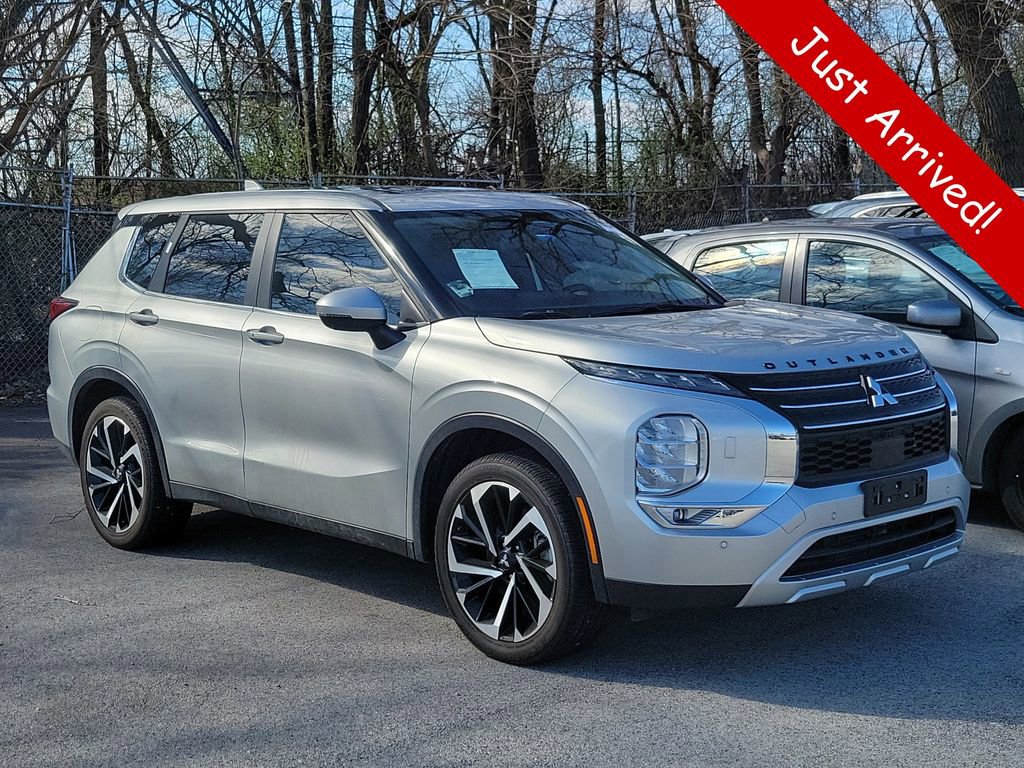 Used 2024 Mitsubishi Outlander SE image 1