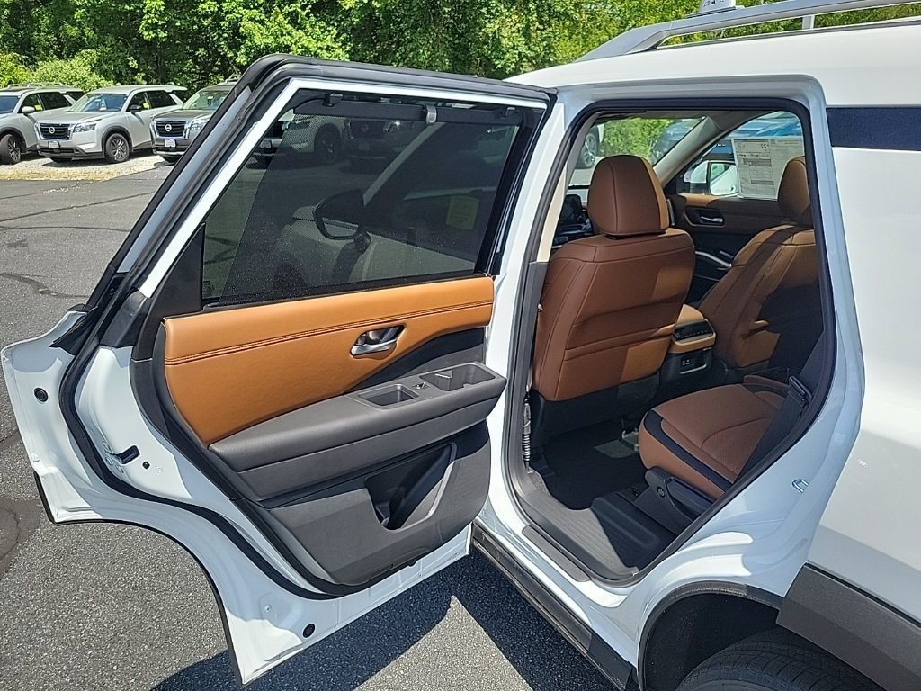 Certified 2025 Nissan Pathfinder Platinum w/ Cargo Package image 9