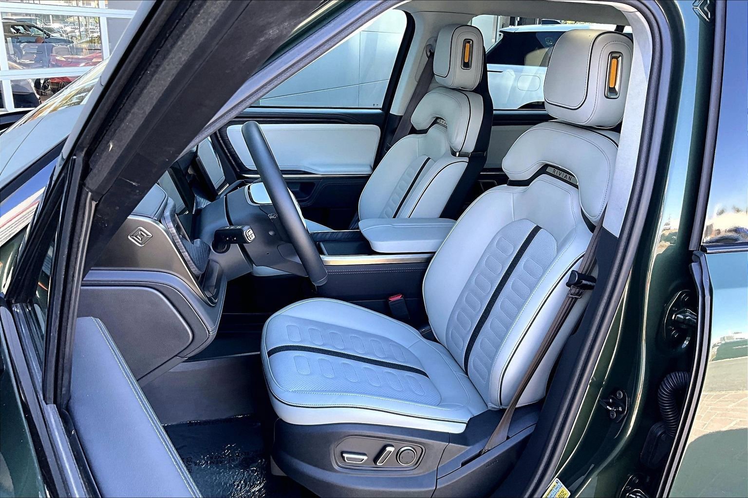 Used 2024 Rivian R1S Adventure AWD/4WD image 25
