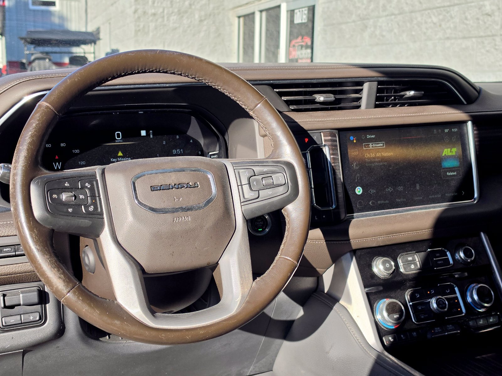 Used 2022 GMC Yukon XL Denali w/ Denali Premium Package AWD/4WD image 12