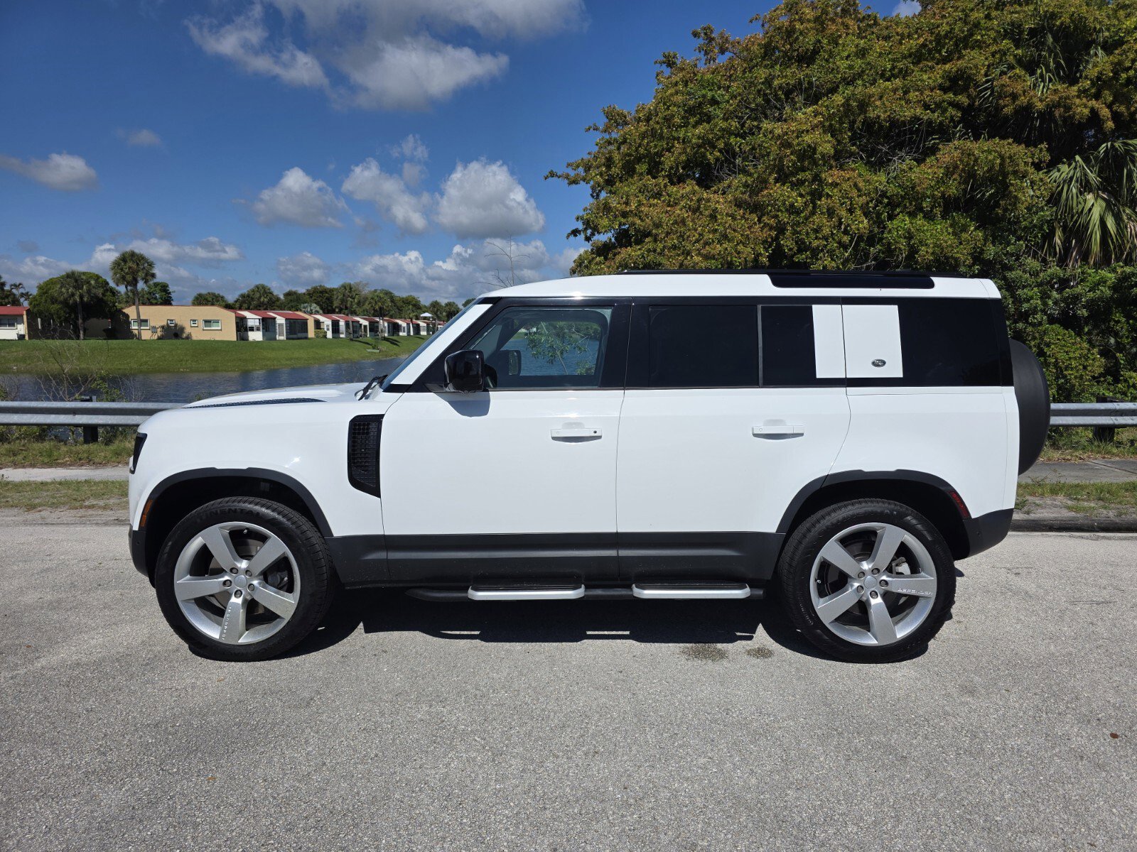 Used 2023 Land Rover Defender 110 SE AWD/4WD image 7