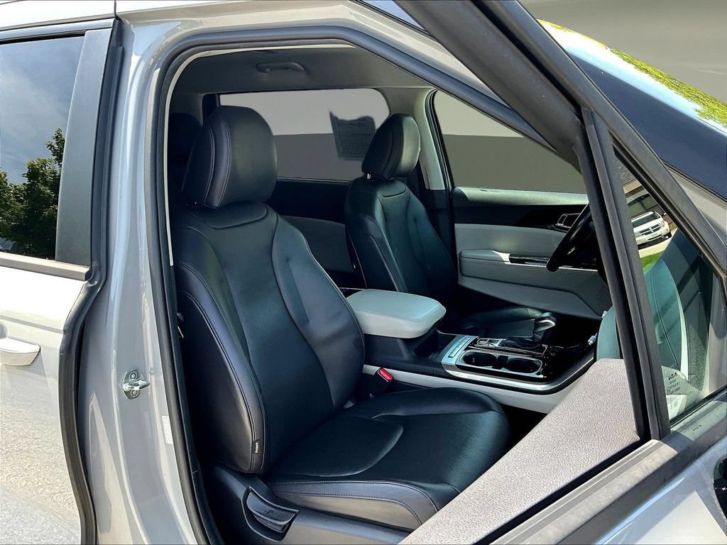 Used 2023 Kia Carnival EX FWD image 31