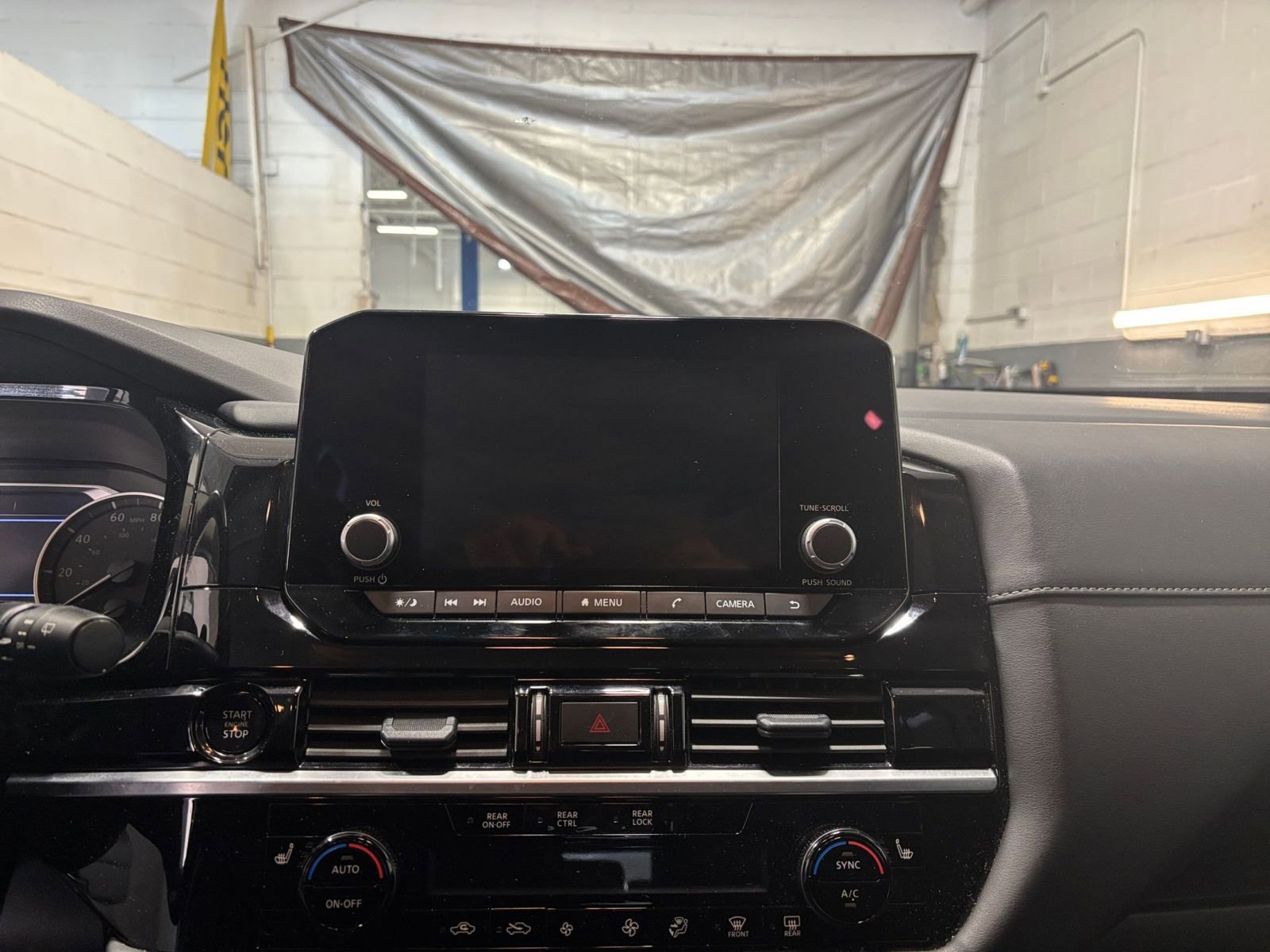 Used 2025 Nissan Pathfinder SV image 18