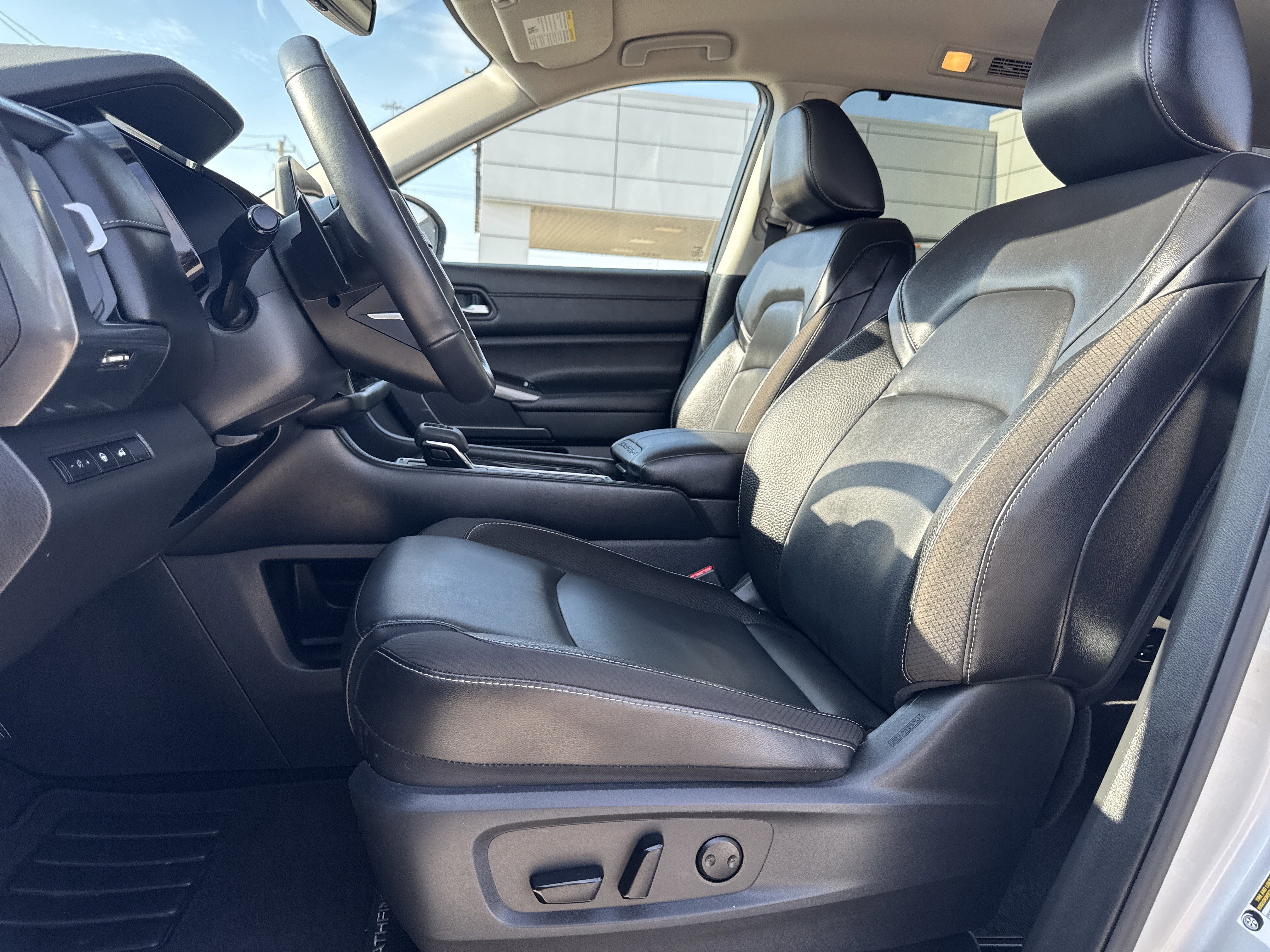 Used 2025 Nissan Pathfinder SL image 36