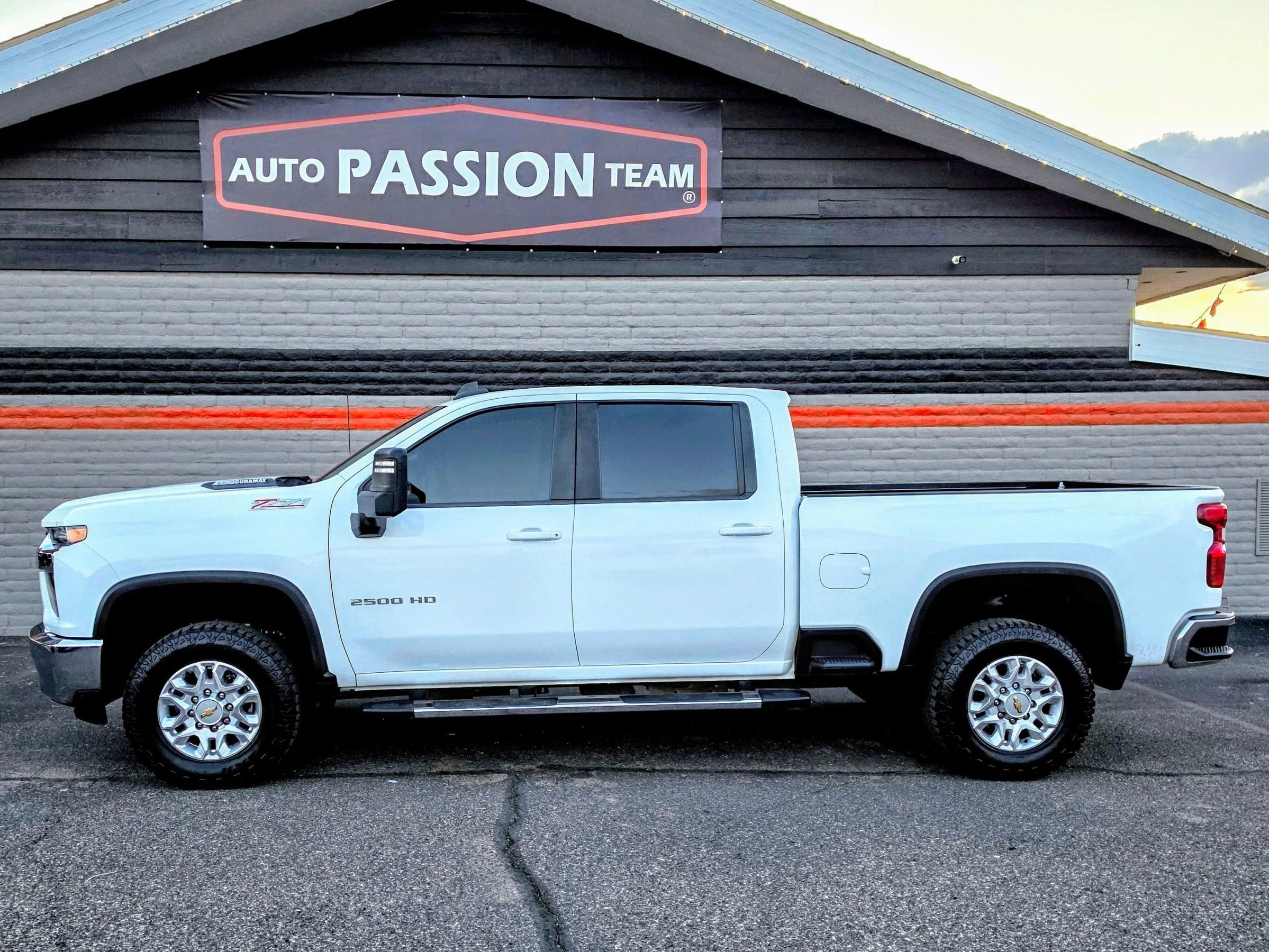 Used 2023 Chevrolet Silverado 2500 LT image 2