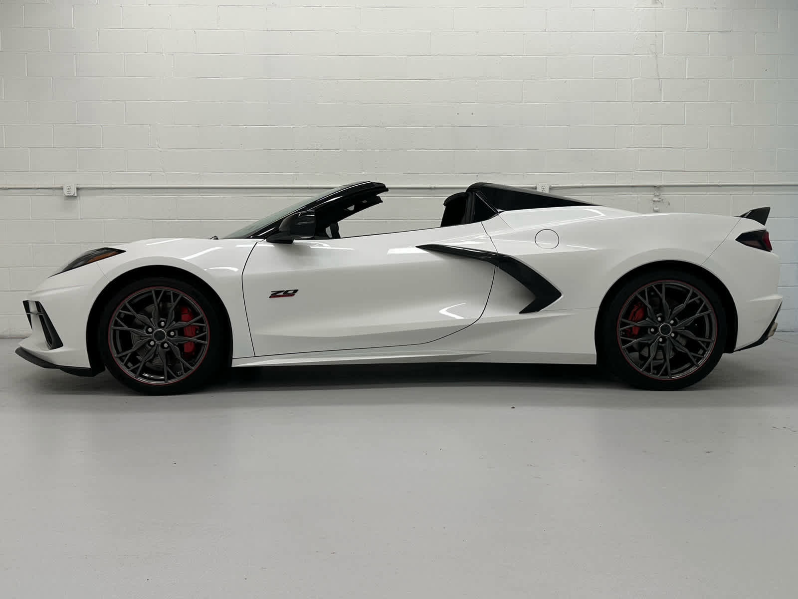 Used 2023 Chevrolet Corvette Stingray Premium Conv w/ Z51 Performance Package image 3