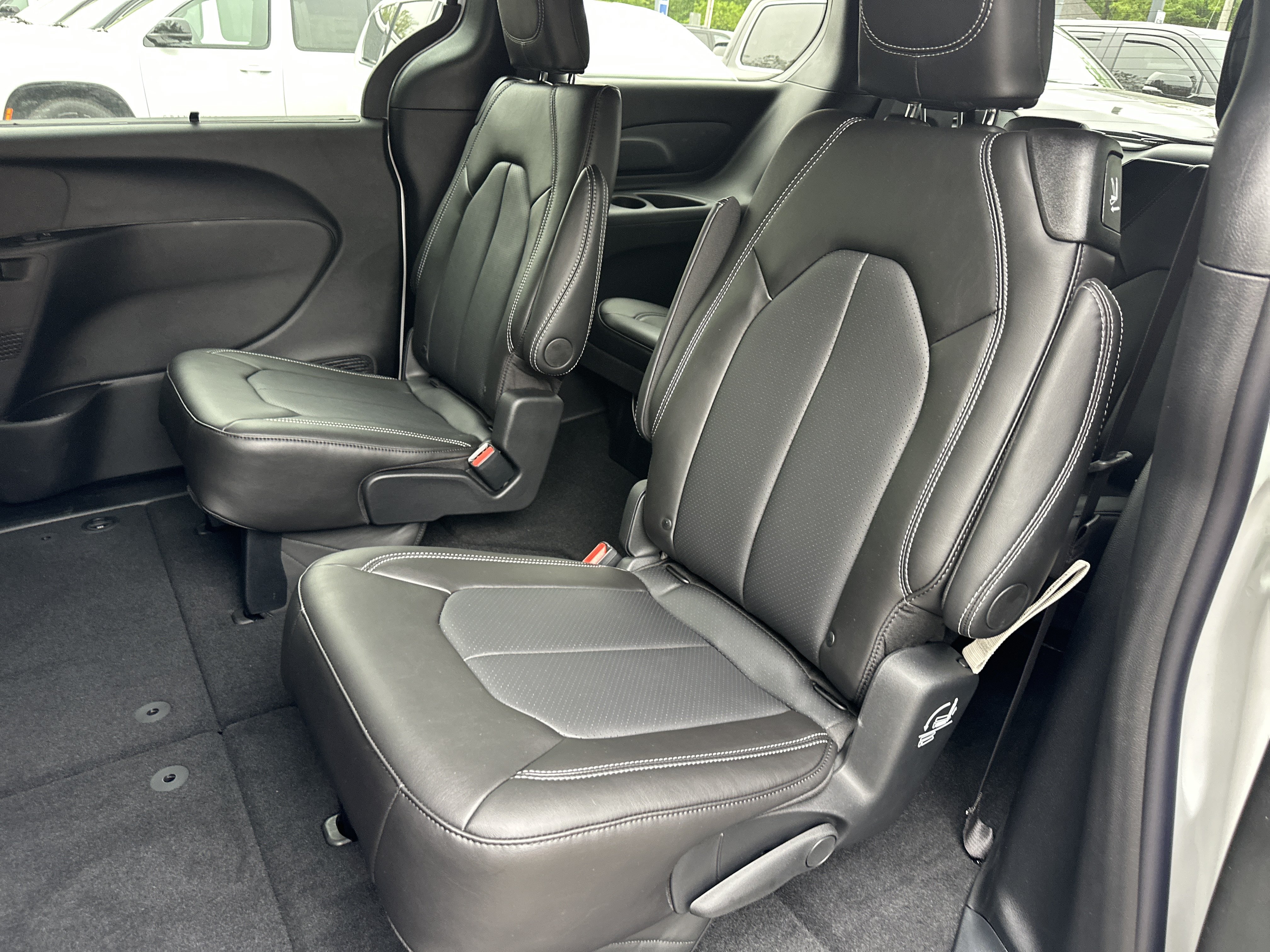 New 2027 Chrysler Pacifica Select FWD image 27