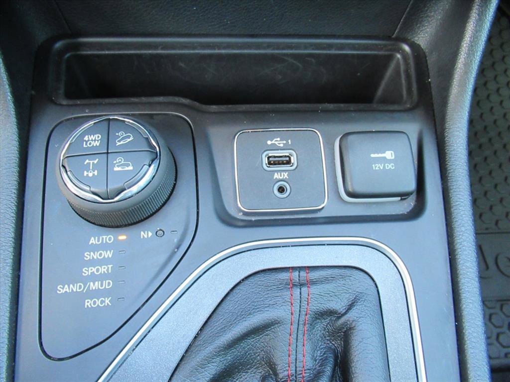 Used 2022 Jeep Cherokee Trailhawk w/ Premium Leather Package AWD/4WD image 25